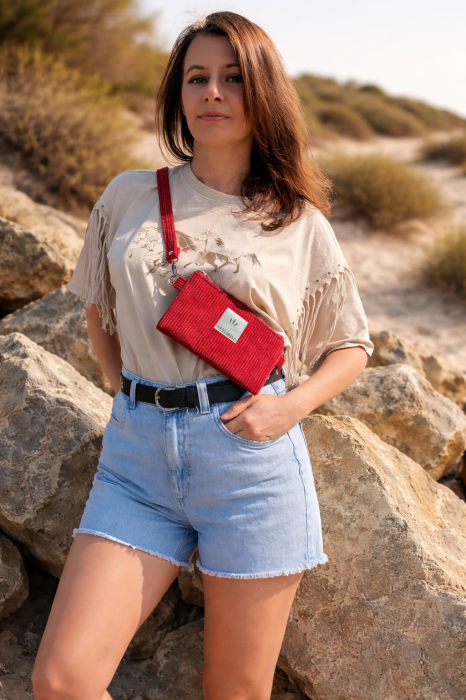 Czerwona sztruksowa saszetka na telefon – stylowa i funkcjonalna. Lekka, wygodna do noszenia na co dzień, z regulowanym paskiem. Idealna na spacer, zakupy i podróże. Modny dodatek do każdej stylizacji.