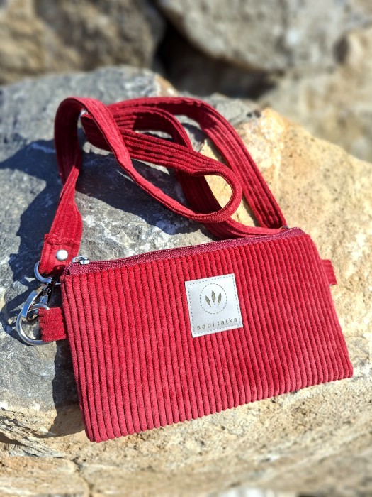 Czerwona sztruksowa saszetka na telefon – stylowa i funkcjonalna. Lekka, wygodna do noszenia na co dzień, z regulowanym paskiem. Idealna na spacer, zakupy i podróże. Modny dodatek do każdej stylizacji.