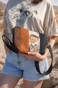 Kolorowa torebka nerka damska o unikalnej fakturze i modnym designie – idealna na co dzień i podróże, łączy styl z funkcjonalnością, zapewnia wygodę noszenia oraz praktyczne przechowywanie najpotrzebniejszych rzeczy.