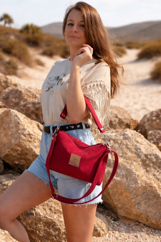 Mała czerwona torebka z zamszu – elegancka i stylowa, idealna na co dzień i wyjątkowe okazje. Miękka faktura, kompaktowy rozmiar i regulowany pasek zapewniają wygodę oraz modny wygląd.