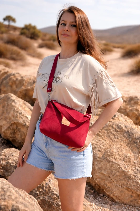 Mała czerwona torebka z zamszu – elegancka i stylowa, idealna na co dzień i wyjątkowe okazje. Miękka faktura, kompaktowy rozmiar i regulowany pasek zapewniają wygodę oraz modny wygląd.