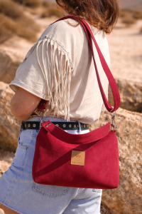 Mała czerwona torebka z zamszu – elegancka i stylowa, idealna na co dzień i wyjątkowe okazje. Miękka faktura, kompaktowy rozmiar i regulowany pasek zapewniają wygodę oraz modny wygląd.