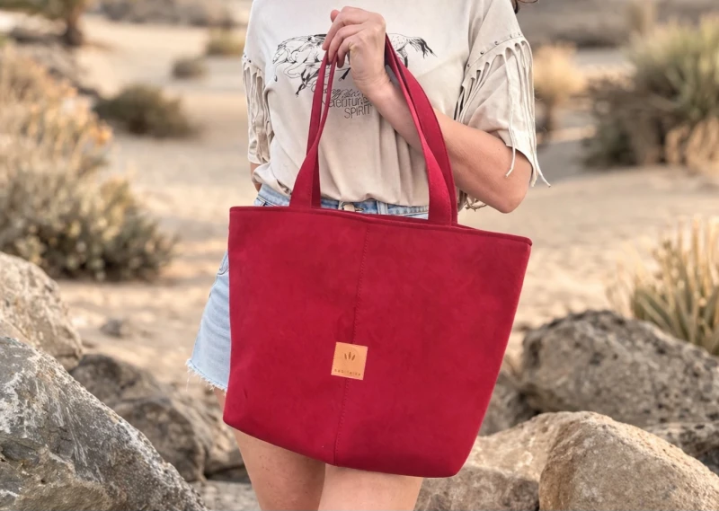 Stylowa zamszowa torba shopper w intensywnym czerwonym kolorze – pojemna, lekka i idealna na co dzień. Miękka faktura, wygodne uchwyty i ponadczasowy design sprawiają, że pasuje do każdej stylizacji.