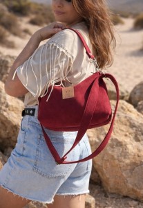 Mała czerwona torebka z zamszu – elegancka i stylowa, idealna na co dzień i wyjątkowe okazje. Miękka faktura, kompaktowy rozmiar i regulowany pasek zapewniają wygodę oraz modny wygląd.