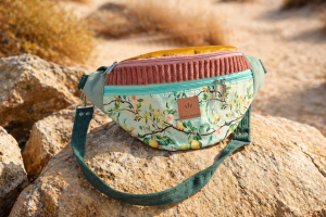 Stylowa nerka z motywem cytryn to połączenie funkcjonalności i modnego designu – lekka, wygodna i pojemna, idealna na co dzień i podróże; wyróżnia się oryginalnym wzorem, wysoką jakością wykonania i praktycznymi kieszeniami.