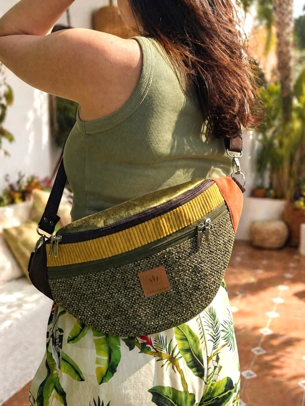 Nerka XL w kolorach ziemi – stylowa i funkcjonalna saszetka o dużej pojemności, wykonana z trwałych materiałów o ciekawej fakturze; idealna na co dzień i podróże, łączy wygodę noszenia z modnym, naturalnym designem.