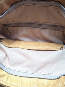 Miodowa torba z nubuku o eleganckiej fakturze i ponadczasowym kroju. Miękka, lekka i stylowa – idealna na co dzień i do pracy. Naturalny kolor pasuje do każdej stylizacji.