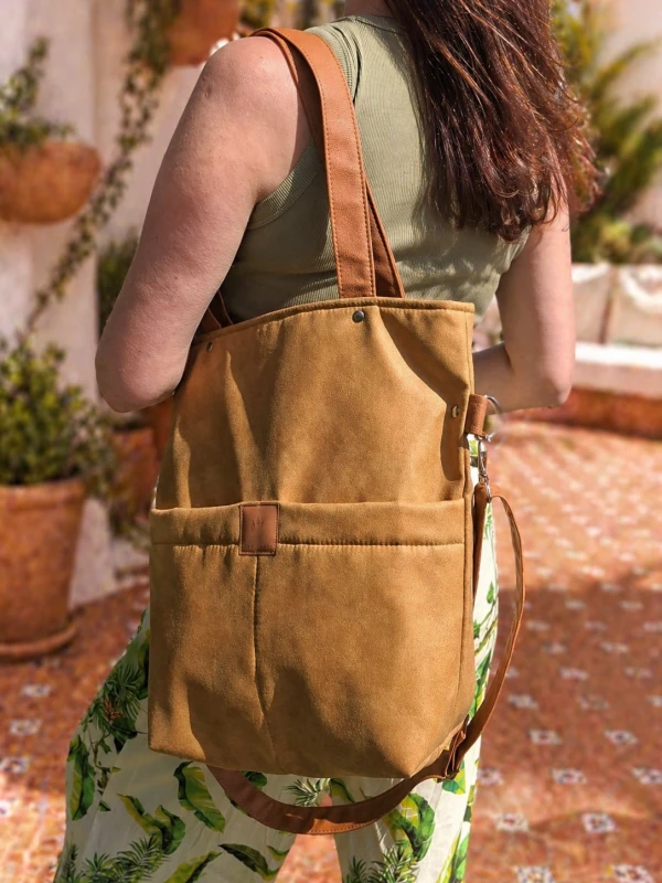 Miodowa torba z nubuku o eleganckiej fakturze i ponadczasowym kroju. Miękka, lekka i stylowa – idealna na co dzień i do pracy. Naturalny kolor pasuje do każdej stylizacji.