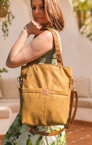 Miodowa torba z nubuku o eleganckiej fakturze i ponadczasowym kroju. Miękka, lekka i stylowa – idealna na co dzień i do pracy. Naturalny kolor pasuje do każdej stylizacji.