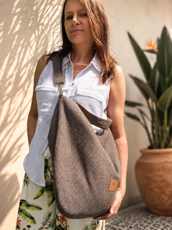 Stylowa, jasnobeżowa torebka typu hobo z naturalnej tkaniny. Minimalistyczny design, lekka i pojemna, idealna na co dzień i spacery. Ponadczasowa elegancja w stylu lifestyle & slow  fashion.