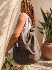Stylowa, jasnobeżowa torebka typu hobo z naturalnej tkaniny. Minimalistyczny design, lekka i pojemna, idealna na co dzień i spacery. Ponadczasowa elegancja w stylu lifestyle & slow  fashion.