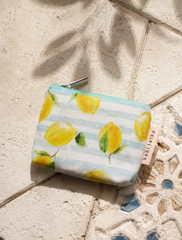 Stylowe etui na karty z motywem cytryn i pastelowych pasków. Lekka, praktyczna saszetka z zamkiem – idealna na karty, monety i drobiazgi. Śródziemnomorski design, wysoka jakość wykonania i letni, świeży styl na co dzień.
