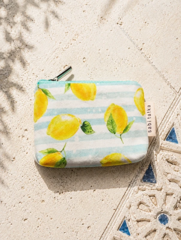 Stylowe etui na karty z motywem cytryn i pastelowych pasków. Lekka, praktyczna saszetka z zamkiem – idealna na karty, monety i drobiazgi. Śródziemnomorski design, wysoka jakość wykonania i letni, świeży styl na co dzień.