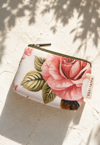 Stylowe etui na klucze z miękkiego weluru w romantyczny kwiatowy wzór róż. Poręczne, lekkie i eleganckie – idealne do przechowywania kluczy, monet lub drobiazgów. Kobiecy dodatek inspirowany stylem vintage i fashion editorial.