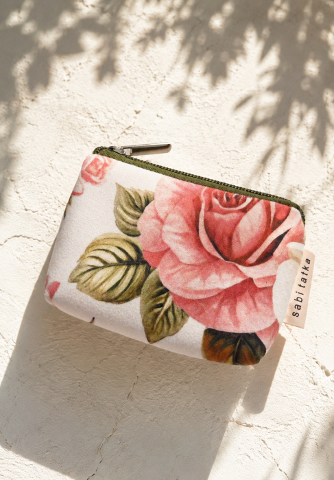 Stylowe etui na klucze z miękkiego weluru w romantyczny kwiatowy wzór róż. Poręczne, lekkie i eleganckie – idealne do przechowywania kluczy, monet lub drobiazgów. Kobiecy dodatek inspirowany stylem vintage i fashion editorial.