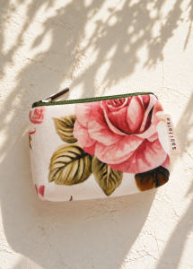 Stylowe etui na klucze z miękkiego weluru w romantyczny kwiatowy wzór róż. Poręczne, lekkie i eleganckie – idealne do przechowywania kluczy, monet lub drobiazgów. Kobiecy dodatek inspirowany stylem vintage i fashion editorial.