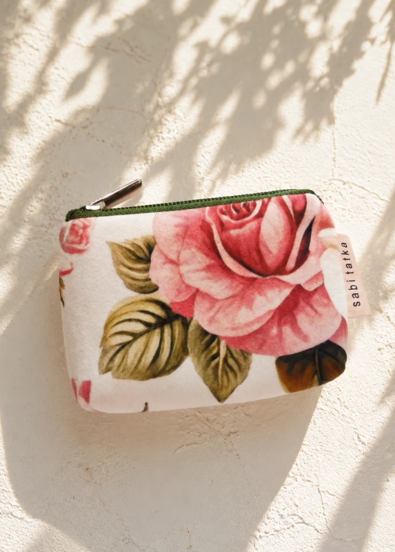 Stylowe etui na klucze z miękkiego weluru w romantyczny kwiatowy wzór róż. Poręczne, lekkie i eleganckie – idealne do przechowywania kluczy, monet lub drobiazgów. Kobiecy dodatek inspirowany stylem vintage i fashion editorial.