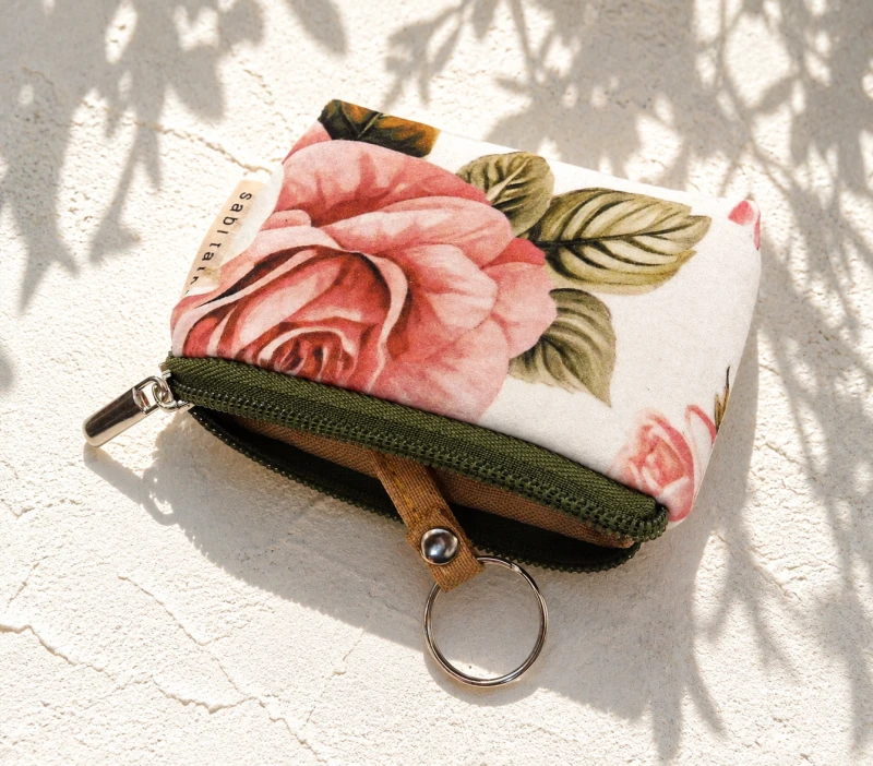 Stylowe etui na klucze z miękkiego weluru w romantyczny kwiatowy wzór róż. Poręczne, lekkie i eleganckie – idealne do przechowywania kluczy, monet lub drobiazgów. Kobiecy dodatek inspirowany stylem vintage i fashion editorial.