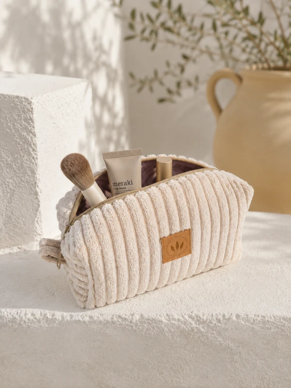 Stylowa sztruksowa kosmetyczka kuferek w kremowym kolorze – miękka, pojemna i idealna na kosmetyki oraz akcesoria. Modny design, praktyczny zamek i eleganckie wykończenie sprawdzą się w podróży i na co dzień.