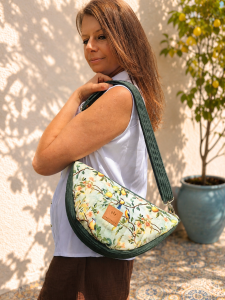 Stylowa torebka crossbody z pikowanego weluru zachwyca miękką fakturą, lekkością i wygodą noszenia. Regulowany pasek oraz pojemne wnętrze sprawiają, że doskonale sprawdzi się na co dzień, dodając każdej stylizacji eleganckiego charakteru.