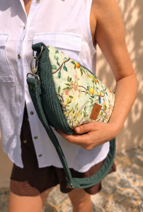 Stylowa torebka crossbody z pikowanego weluru zachwyca miękką fakturą, lekkością i wygodą noszenia. Regulowany pasek oraz pojemne wnętrze sprawiają, że doskonale sprawdzi się na co dzień, dodając każdej stylizacji eleganckiego charakteru.