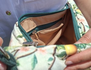 Stylowa torebka crossbody z pikowanego weluru zachwyca miękką fakturą, lekkością i wygodą noszenia. Regulowany pasek oraz pojemne wnętrze sprawiają, że doskonale sprawdzi się na co dzień, dodając każdej stylizacji eleganckiego charakteru.