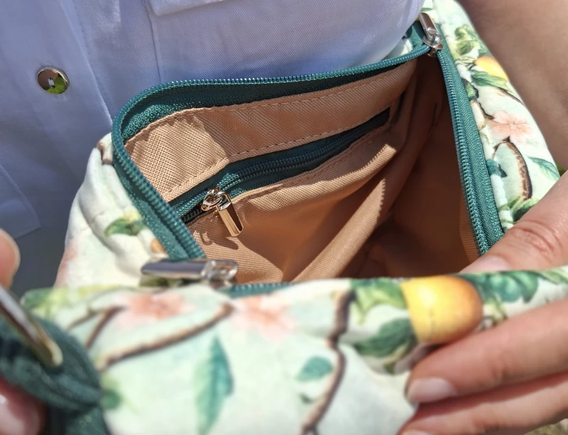 Stylowa torebka crossbody z pikowanego weluru zachwyca miękką fakturą, lekkością i wygodą noszenia. Regulowany pasek oraz pojemne wnętrze sprawiają, że doskonale sprawdzi się na co dzień, dodając każdej stylizacji eleganckiego charakteru.