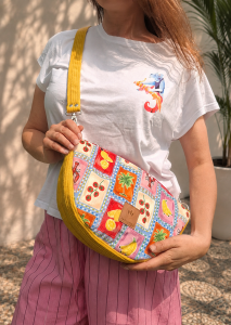 Pikowana torebka crossbody z kolorowym tropikalnym wzorem owoców i palm. Lekka, pojemna i wygodna na co dzień. Regulowany pasek oraz modny design sprawiają, że idealnie uzupełnia letnie i casualowe stylizacje.