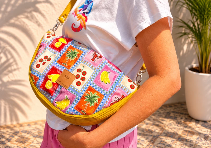 Pikowana torebka crossbody z kolorowym tropikalnym wzorem owoców i palm. Lekka, pojemna i wygodna na co dzień. Regulowany pasek oraz modny design sprawiają, że idealnie uzupełnia letnie i casualowe stylizacje.