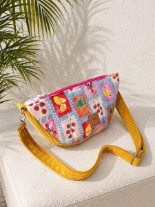 Pikowana torebka crossbody z kolorowym tropikalnym wzorem owoców i palm. Lekka, pojemna i wygodna na co dzień. Regulowany pasek oraz modny design sprawiają, że idealnie uzupełnia letnie i casualowe stylizacje.
