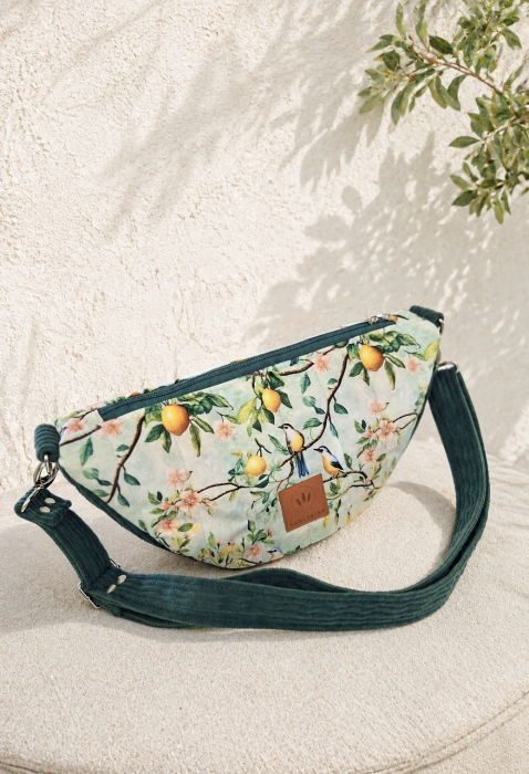 Stylowa torebka crossbody z pikowanego weluru zachwyca miękką fakturą, lekkością i wygodą noszenia. Regulowany pasek oraz pojemne wnętrze sprawiają, że doskonale sprawdzi się na co dzień, dodając każdej stylizacji eleganckiego charakteru.