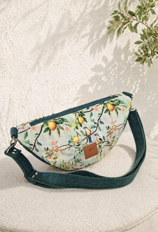 Stylowa torebka crossbody z pikowanego weluru zachwyca miękką fakturą, lekkością i wygodą noszenia. Regulowany pasek oraz pojemne wnętrze sprawiają, że doskonale sprawdzi się na co dzień, dodając każdej stylizacji eleganckiego charakteru.