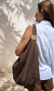 Duża torba hobo z lnianej plecionki w naturalnym stylu. Lekka, pojemna i wygodna na co dzień. Miękka forma, modny fason oversize oraz wytrzymały materiał sprawiają, że idealnie sprawdzi się na zakupy, plażę i wakacyjne wyjazdy.