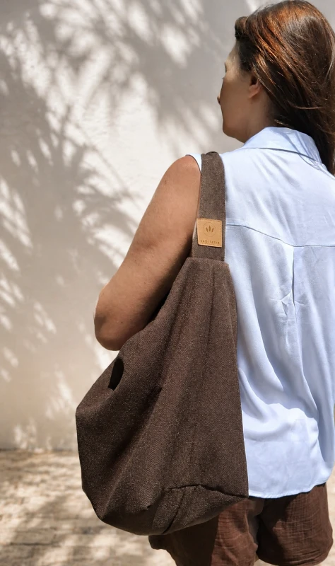 Duża torba hobo z lnianej plecionki w naturalnym stylu. Lekka, pojemna i wygodna na co dzień. Miękka forma, modny fason oversize oraz wytrzymały materiał sprawiają, że idealnie sprawdzi się na zakupy, plażę i wakacyjne wyjazdy.