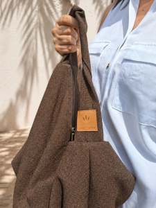 Duża torba hobo z lnianej plecionki w naturalnym stylu. Lekka, pojemna i wygodna na co dzień. Miękka forma, modny fason oversize oraz wytrzymały materiał sprawiają, że idealnie sprawdzi się na zakupy, plażę i wakacyjne wyjazdy.