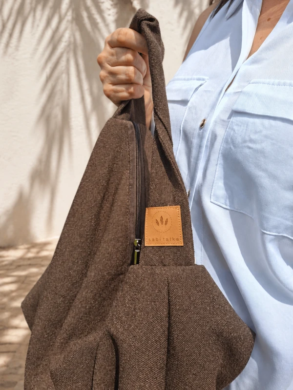Duża torba hobo z lnianej plecionki w naturalnym stylu. Lekka, pojemna i wygodna na co dzień. Miękka forma, modny fason oversize oraz wytrzymały materiał sprawiają, że idealnie sprawdzi się na zakupy, plażę i wakacyjne wyjazdy.