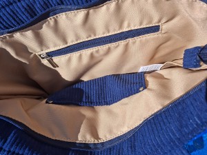 Pikowana torba z weluru i sztruksu – stylowa, lekka i pojemna. Miękkie, przyjemne w dotyku materiały, wygodne uchwyty i unikalny design sprawiają, że doskonale sprawdzi się na co dzień, do pracy, na zakupy i weekendowe wyjazdy.