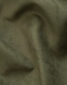 Oliwkowa zamszowa nerka damska – elegancka, miękka i funkcjonalna. Idealna na co dzień i podróże, łączy styl z wygodą. Regulowany pasek, modny fason i wysokiej jakości materiał podkreślą każdą stylizację.