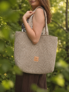Duża beżowa torba shopper o wyjątkowej wafelkowej fakturze. Pojemna, lekka i stylowa, idealna na co dzień, zakupy i wyjazdy. Naturalny kolor pasuje do każdej stylizacji, łącząc funkcjonalność z ponadczasowym designem.