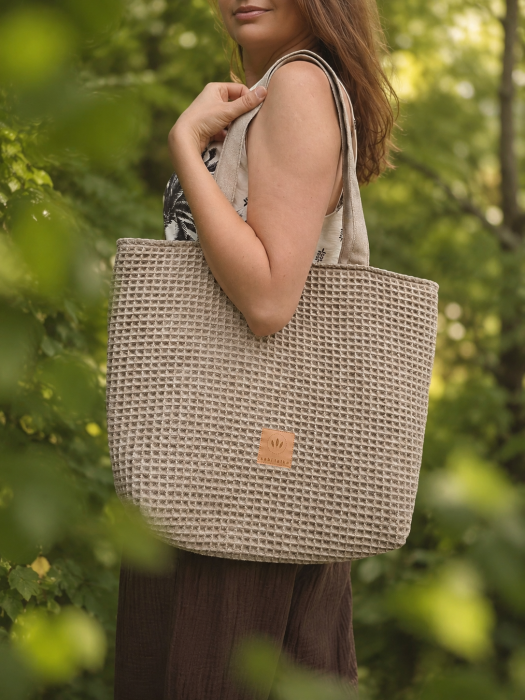 Duża beżowa torba shopper o wyjątkowej wafelkowej fakturze. Pojemna, lekka i stylowa, idealna na co dzień, zakupy i wyjazdy. Naturalny kolor pasuje do każdej stylizacji, łącząc funkcjonalność z ponadczasowym designem.