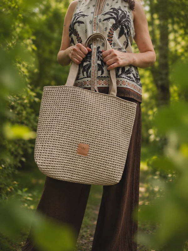Duża beżowa torba shopper o wyjątkowej wafelkowej fakturze. Pojemna, lekka i stylowa, idealna na co dzień, zakupy i wyjazdy. Naturalny kolor pasuje do każdej stylizacji, łącząc funkcjonalność z ponadczasowym designem.