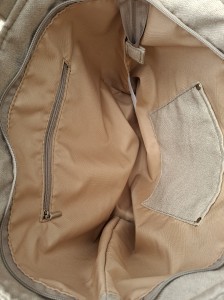Duża beżowa torba shopper o wyjątkowej wafelkowej fakturze. Pojemna, lekka i stylowa, idealna na co dzień, zakupy i wyjazdy. Naturalny kolor pasuje do każdej stylizacji, łącząc funkcjonalność z ponadczasowym designem.