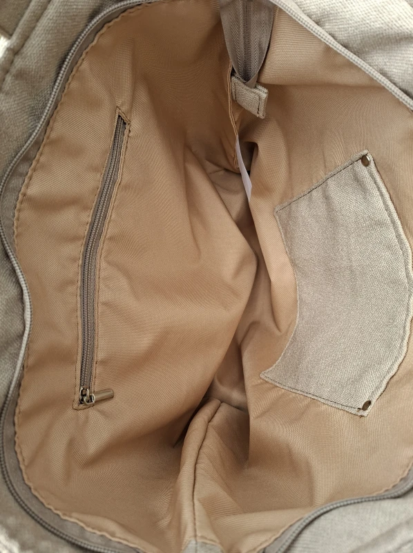 Duża beżowa torba shopper o wyjątkowej wafelkowej fakturze. Pojemna, lekka i stylowa, idealna na co dzień, zakupy i wyjazdy. Naturalny kolor pasuje do każdej stylizacji, łącząc funkcjonalność z ponadczasowym designem.