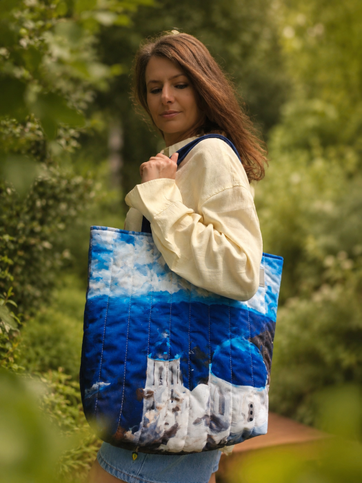 Pikowana torba z weluru i sztruksu – stylowa, lekka i pojemna. Miękkie, przyjemne w dotyku materiały, wygodne uchwyty i unikalny design sprawiają, że doskonale sprawdzi się na co dzień, do pracy, na zakupy i weekendowe wyjazdy.
