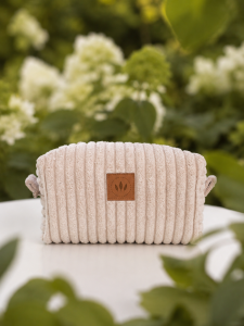 Stylowa sztruksowa kosmetyczka w kolorze ecru. Miękka, pojemna i praktyczna, idealna na kosmetyki, akcesoria i podróże. Modny design, trwały materiał oraz wygodne zamknięcie sprawiają, że sprawdzi się na co dzień i w wyjazdach.
