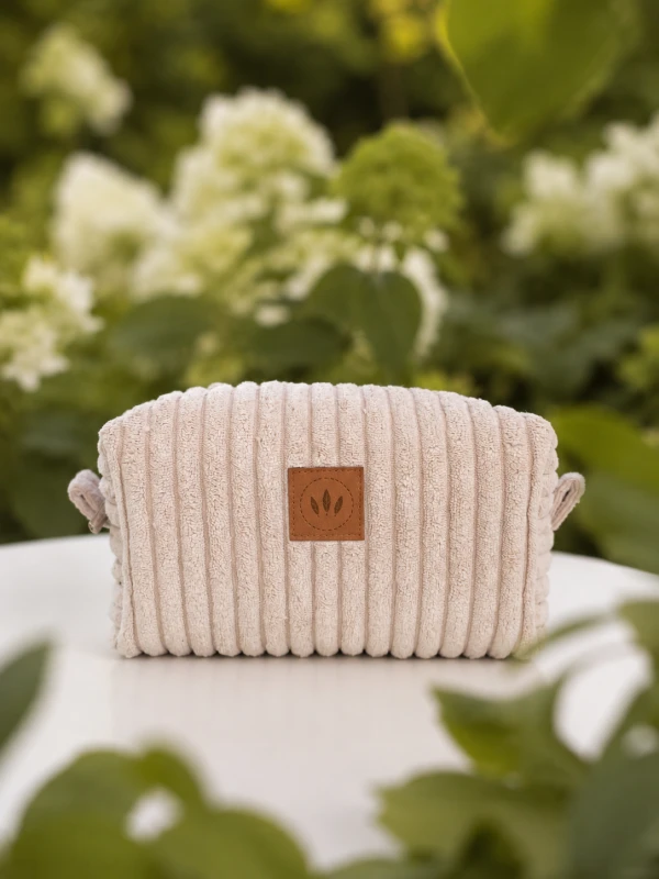 Stylowa sztruksowa kosmetyczka w kolorze ecru. Miękka, pojemna i praktyczna, idealna na kosmetyki, akcesoria i podróże. Modny design, trwały materiał oraz wygodne zamknięcie sprawiają, że sprawdzi się na co dzień i w wyjazdach.