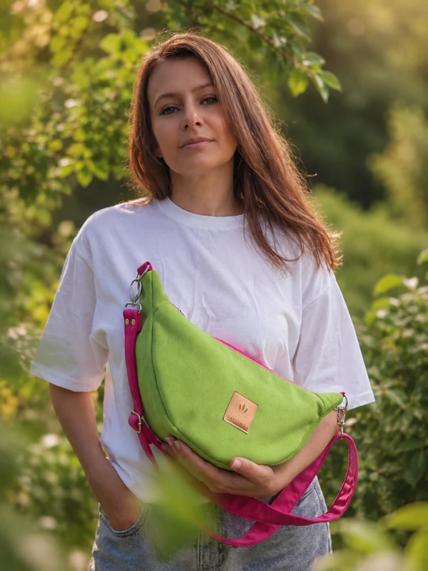 Welurowa torebka w kolorze zielonego jabłuszka zachwyca miękką fakturą, lekkością i nowoczesnym fasonem. Pojemna, wygodna i stylowa – idealna na co dzień, dodaje świeżości każdej stylizacji i przyciąga spojrzenia.