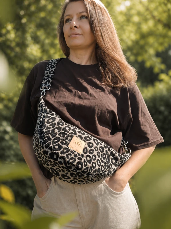 Stylowa żakardowa torebka w panterkę o pojemnym fasonie nerki XL. Wykonana z trwałej tkaniny o wyrazistej fakturze, łączy modny zwierzęcy wzór z wygodą noszenia. Idealna na co dzień, do miejskich i casualowych stylizacji.