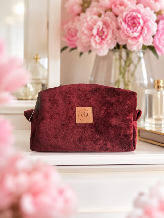 Elegancka kosmetyczka z miękkiego weluru w kolorze bordowym to stylowy i praktyczny organizer na kosmetyki. Pojemna, lekka i przyjemna w dotyku, idealna do domu i podróży. Doskonała na kosmetyki, akcesoria i drobiazgi.
