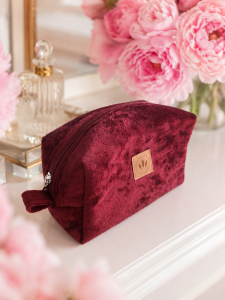 Elegancka kosmetyczka z miękkiego weluru w kolorze bordowym to stylowy i praktyczny organizer na kosmetyki. Pojemna, lekka i przyjemna w dotyku, idealna do domu i podróży. Doskonała na kosmetyki, akcesoria i drobiazgi.